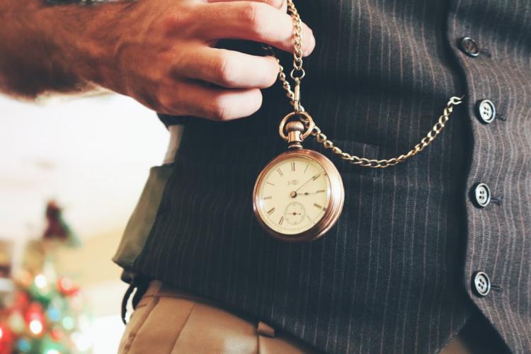 Zegarek kieszonkowy – jak nosić?